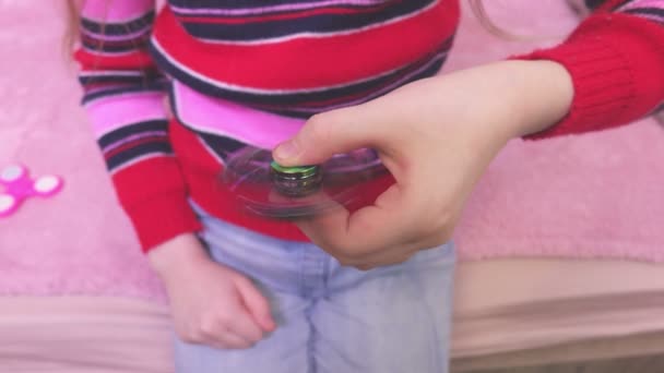 Niña Usando Fidget Spinner — Vídeos de Stock