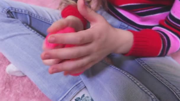 ピンクのスライムで遊ぶ女の子 — ストック動画