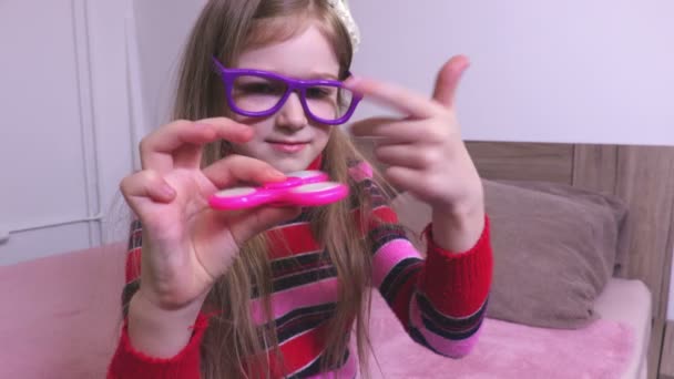 Kleines Mädchen Trainiert Mit Fidget Spinner — Stockvideo