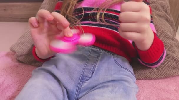 Meisje Met Een Spinner Haar Handen — Stockvideo