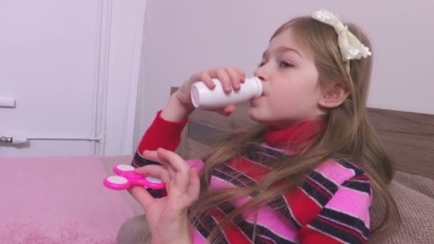 Meisje Drinken Het Gebruik Van Spinner — Stockvideo