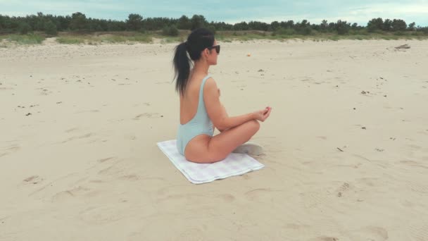 Kadın Plajda Yoga Yapıyor — Stok video