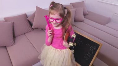 Sihirli değnek ve kaykay ile küçük kız