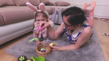 Anne ve kızı ile Paskalya yumurta sepet içinde hiçbir yere