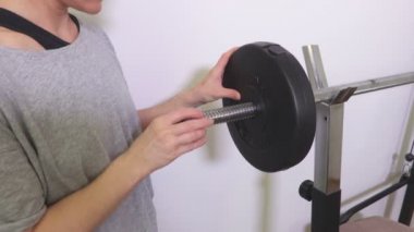 Kadın üzerinde halter kilo