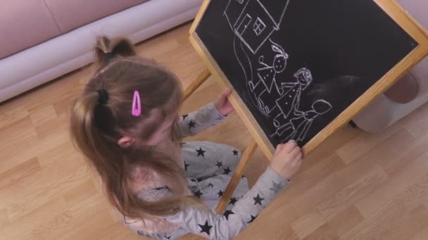 Lilla Ritning Familj Blackboard — Stockvideo