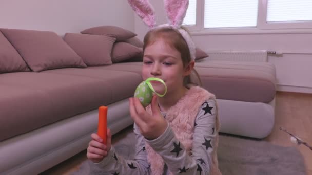 Niña Viendo Huevos Pascua Decorativos Comiendo Zanahoria — Vídeos de Stock