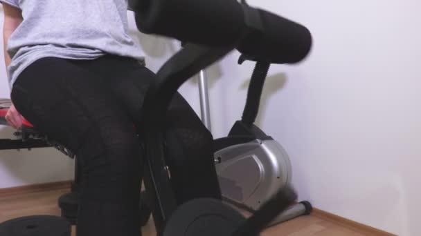 女性腿部肌肉训练 — 图库视频影像
