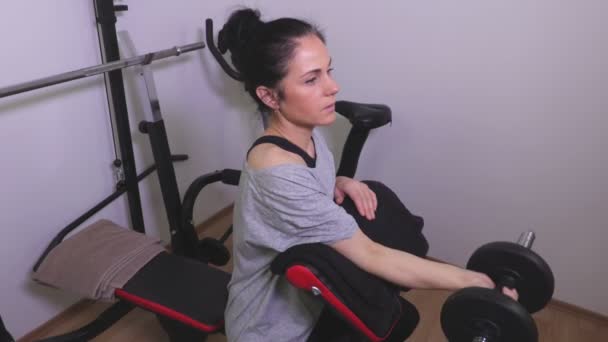 Γυναίκα Που Κάνει Ασκήσεις Για Δικέφαλου — Αρχείο Βίντεο