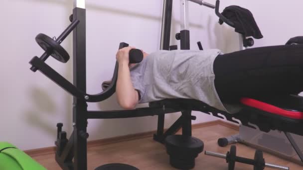 Kadının Spor Salonunda Spor Eğitmeni Egzersizleri Yapması — Stok video