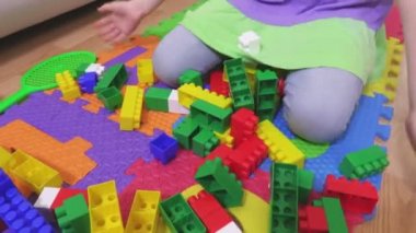 Renkli oyuncak tuğla yakınındaki küçük kız