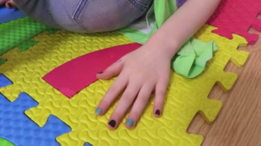 Yerde yatarken ve gülerek eğlenceli küçük kız