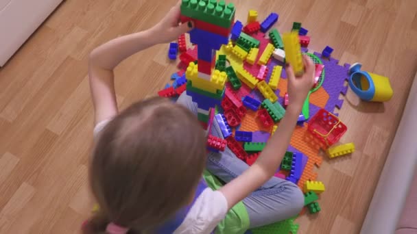 Menina Construiu Torre Tijolos Brinquedo — Vídeo de Stock