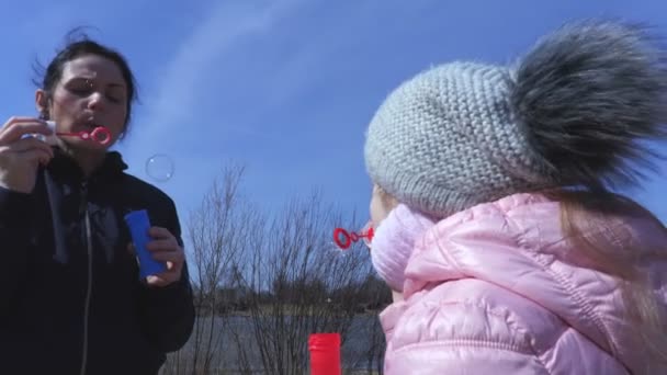 Madre Aprende Pequeña Hija Soplar Burbujas Jabón — Vídeos de Stock