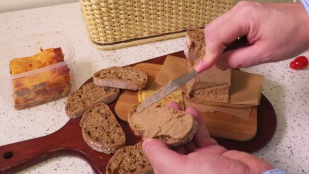 Homem Está Preparando Sanduíche Com Fígado Pastoso — Vídeo de Stock