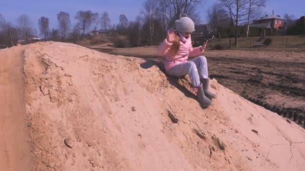 Petite Fille Glisse Vers Bas Pile Sable — Video