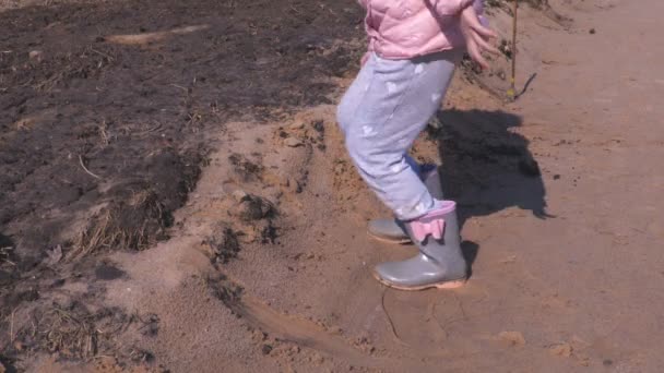 小女孩在公园做体育活动 — 图库视频影像