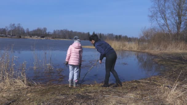 Moeder Met Meisje Buurt Van Lake Het Voorjaar — Stockvideo