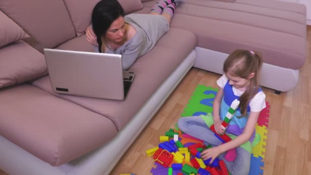 Mère Avec Ordinateur Portable Couché Sur Canapé Près Fille Sur — Video