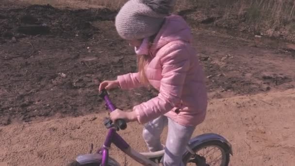 小女孩骑自行车在公园的道路上 — 图库视频影像