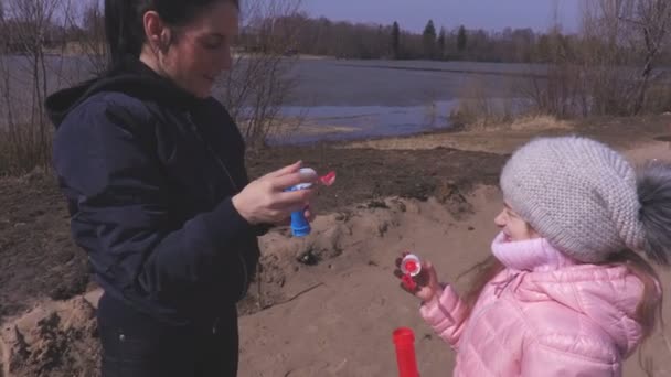 Liten Flicka Försöker Fånga Såpbubblor — Stockvideo