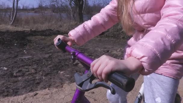 Kleine Meisjes Handen Het Stuur Van Fiets — Stockvideo