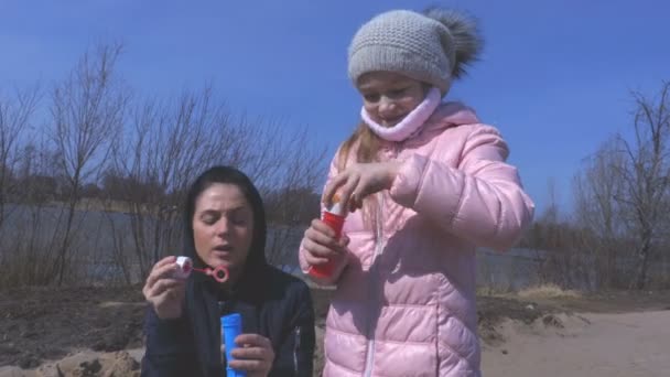 Lycklig Mamma Och Lilla Dotter Blåser Såpbubblor — Stockvideo