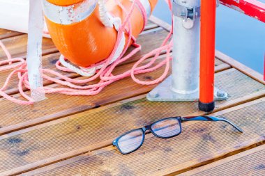 Cankurtaran halkasının yakınındaki iskelede kırık camlar. Can güvenliği kavramı.