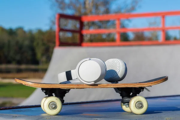 Weiße Kopfhörer Auf Skateboard Auf Rampe — Stockfoto