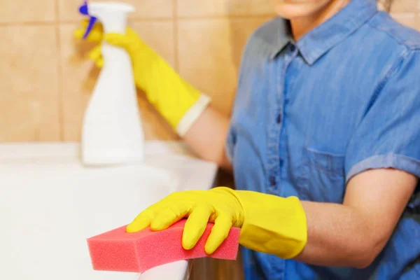 Woman Cleaning Bath Tub Bathroom — Stock Photo, Image