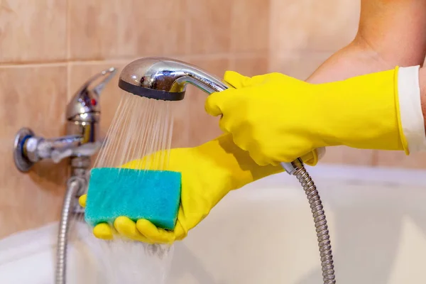 Mujer Con Equipo Limpieza Baño — Foto de Stock