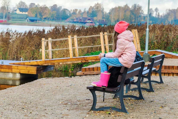 Dziewczyna Siedzi Ławce Pobliżu Molo Jesienią — Zdjęcie stockowe