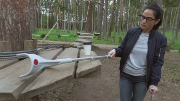 Gehandicapte Vrouw Met Krukken Die Koffie Drinken Het Park Buurt — Stockvideo