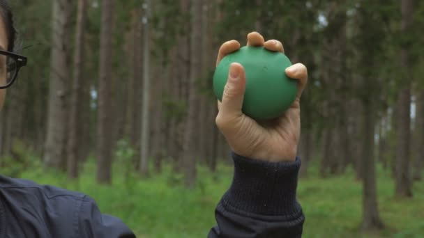 Θηλυκό Χέρι Πιέζει Μια Μπάλα Στρες Από Κοντά — Αρχείο Βίντεο