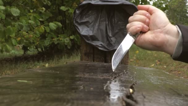 Man Snijsporen Een Bank Met Een Mes Vandalisme Concept — Stockvideo