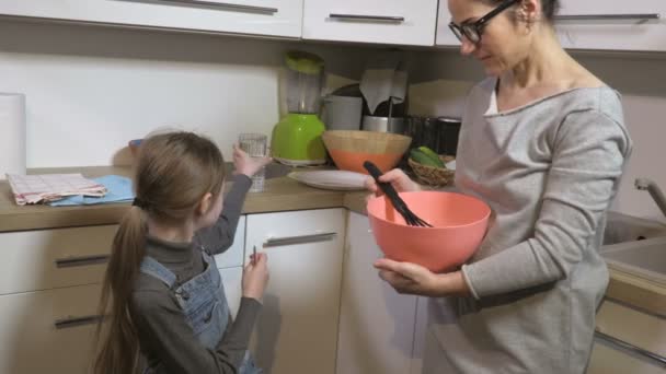 Dottern Hjälper Mamma Laga Mat Köket Matlagning Tillsammans Köket Hemma — Stockvideo