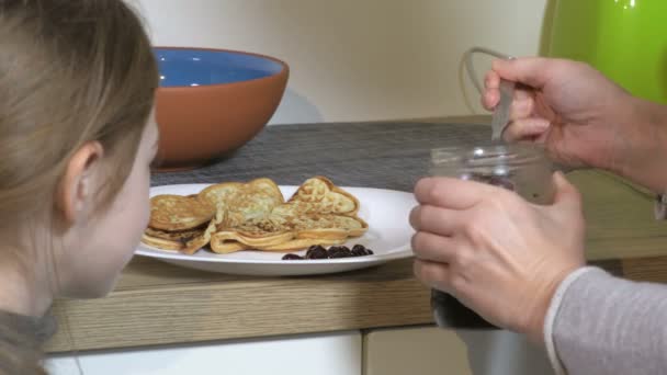 Mutter Fügt Sirup Pfannkuchen Hinzu Während Die Familie Hause Gemeinsam — Stockvideo