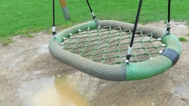 Hängeschaukeln Auf Kinderspielplatz — Stockvideo