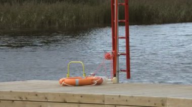 Rüzgarlı bir günde gölde tekne iskelesi