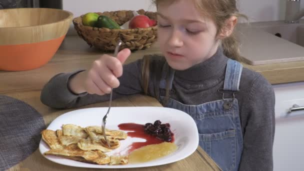 Κόρη Τρώει Την Τηγανίτα Στην Κουζίνα — Αρχείο Βίντεο