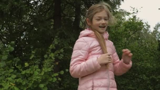 Girl Catching Soap Bubbles Outdoor Stock Záběry Video Happy Dítě — Stock video