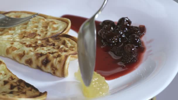 Marmelade Auf Den Teller Mit Pfannkuchen Aus Nächster Nähe — Stockvideo