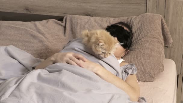 Mujer Durmiendo Con Gato Cama — Vídeo de stock