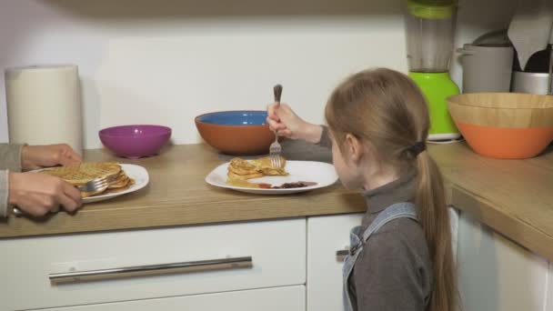 Mama Dodając Domowe Naleśniki Dla Córki Serwując Koncepcję Żywności — Wideo stockowe