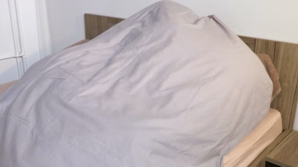亲密有趣的夫妇在床上的毛毯下 — 图库视频影像