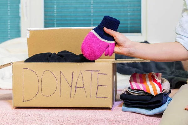 Mujer Clasificando Empacando Ropa Caja Donación Concepto Donación — Foto de Stock