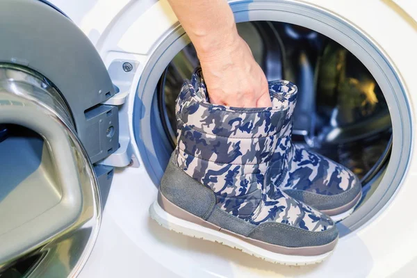 Mujer Poniendo Botas Invierno Niño Lavadora — Foto de Stock