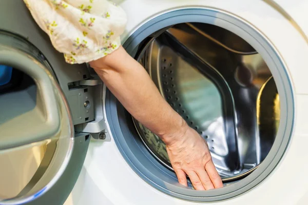 Mujer Con Detergente Líquido Cerca Lavadora Casa — Foto de Stock