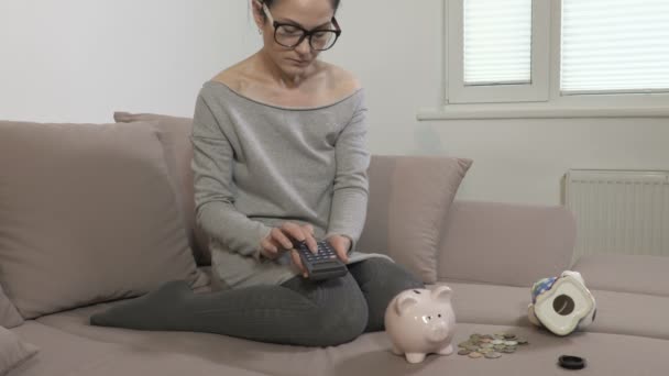 Mulher Usando Calculadora Contando Moedas — Vídeo de Stock
