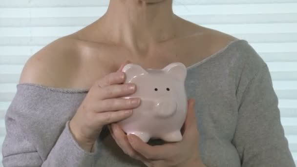 Mujer Feliz Con Banco Monedas Cerdo — Vídeos de Stock